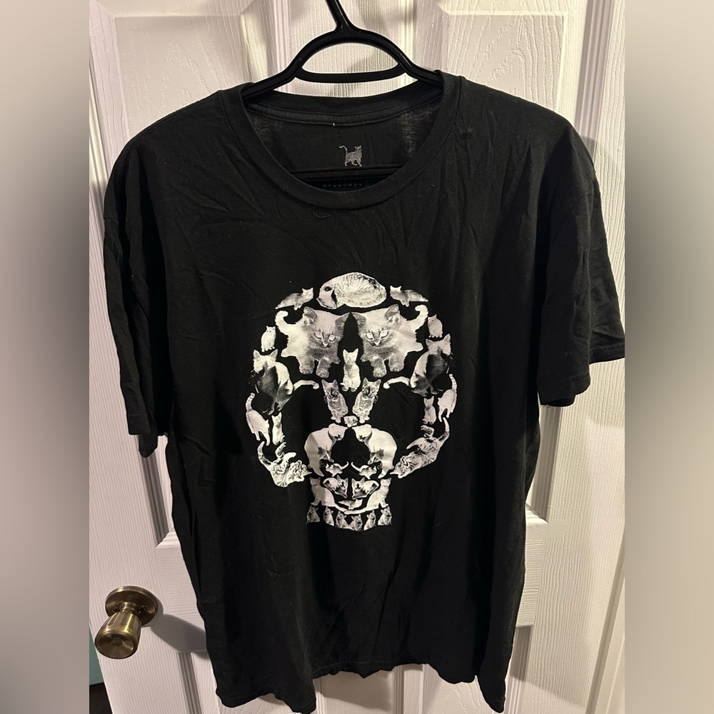 Men’s XL - Black Graphic T-Shirt - Skull Shape Design (Cats)